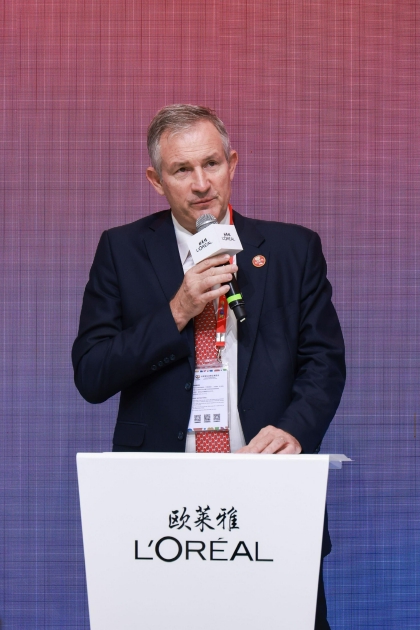 法国驻华大使罗梁在欧莱雅展台开幕仪式上发言
