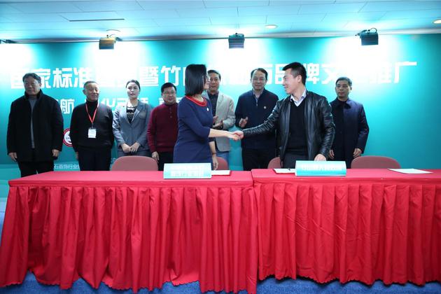 中国珠宝玉石首饰行业协会与竹山县人民政府签署“绿松石产业战略合作协议”
