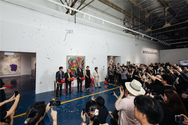 白石画廊新加坡空间首展开幕剪彩(依次从左至右为:日本鹿岛建筑公司执行董事大高広之、白石画廊创始人白石幸生、国际著名建筑设计师隈研吾、当代艺术家江上越、白石画廊CEO白石幸荣)