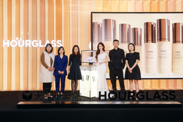 HOURGLASS品牌代言人白鹿亮相「光合露台」快闪店，庆祝雾光粉底液登陆天猫小黑盒重磅首发