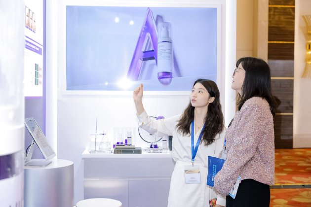 达尔肤品牌展区,面向皮肤科医生、学者展示超A精华产品的临床验证方法与数据实证