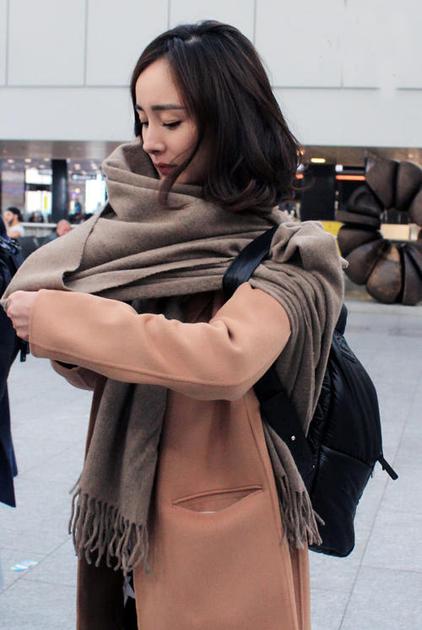 杨幂马思纯的粉色围巾搭配粉色卫衣,倒是穿出了满满的少女感.