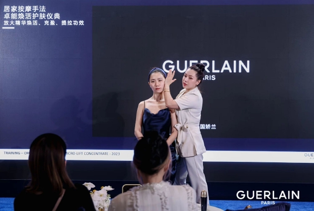 图：娇兰专业美容师让来宾现场体验全新超“升”瓶精华的卓越肤感