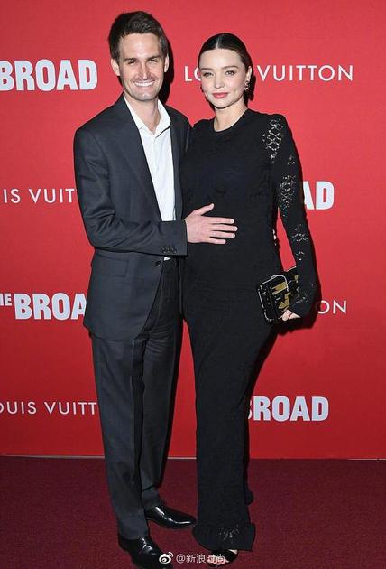 人生赢家超模米兰达可儿洛杉矶生二胎