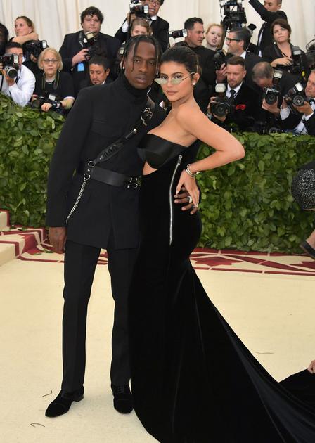 Kylie Jenner和男友Travis Scott穿Alexander Wang黑色礼服 