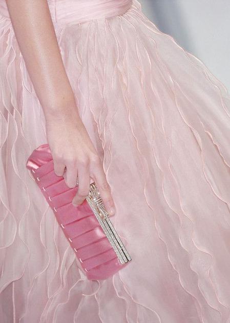 粉色轻纱裙