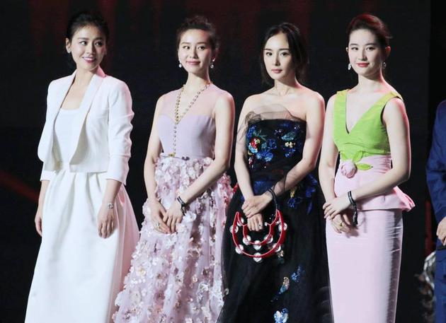 女明星合影