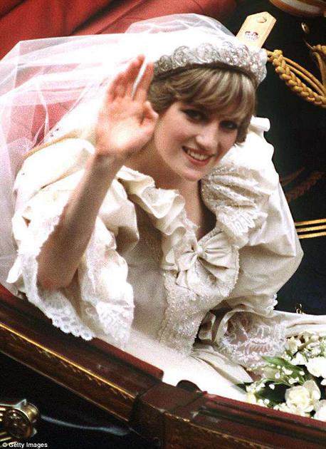 戴安娜王妃在1981年嫁给查尔斯王子时佩戴“Spencer”冠冕