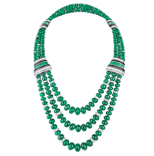 　　白金项链镶嵌220颗赞比亚祖母绿，总重量1071.97克拉，同时铺镶钻石，祖母绿及缟玛瑙，以黑漆点缀。