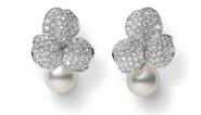 MIKIMOTO Pétales Collection Les Pétales Place Vendôme 18K白金白南洋珍珠耳环配钻石 RMB 579，000 （PYE07001NU珍珠直径约： 12.50mm ； 钻石总重约4.88ct）