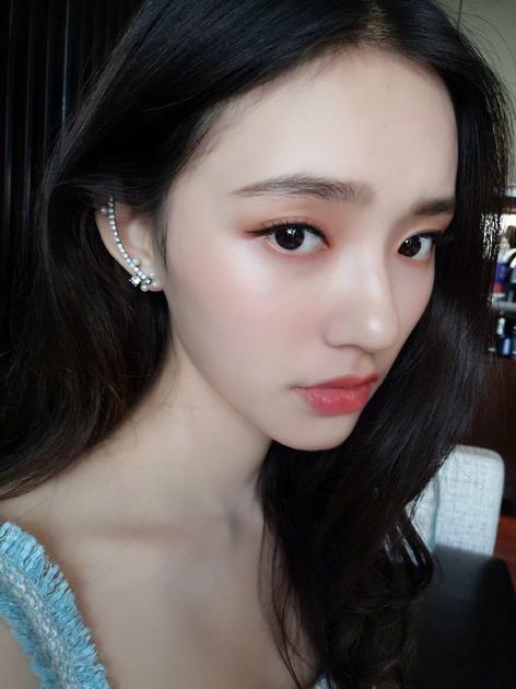 林允素颜没有眉毛 那她平时的"野生眉"咋画的?