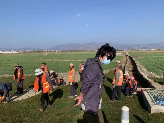 陈凌杰在大理喜洲稻田艺术公园的施工现场（2022）