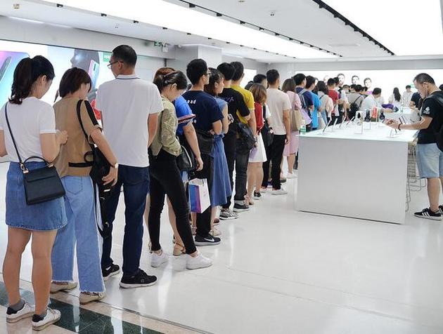 用户在oppo线下店排队购买oppo r17