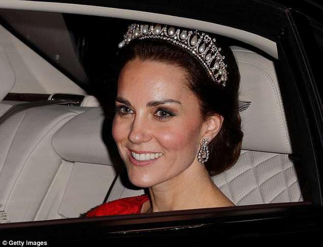 凯特王妃也经常佩戴这顶“剑桥情人节王冠”，她的封号也是剑桥公爵夫人。