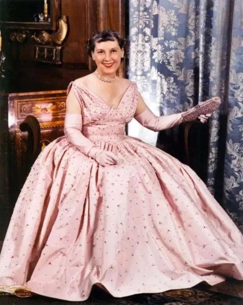 玛米·艾森豪威尔在丈夫的就职典礼上穿的粉红色礼服_副本