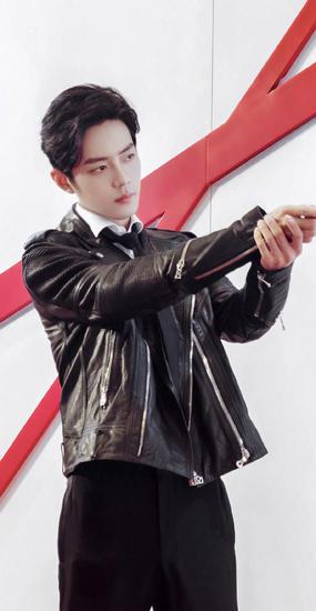 喜爱摩托车的王一博就对皮衣钟爱有