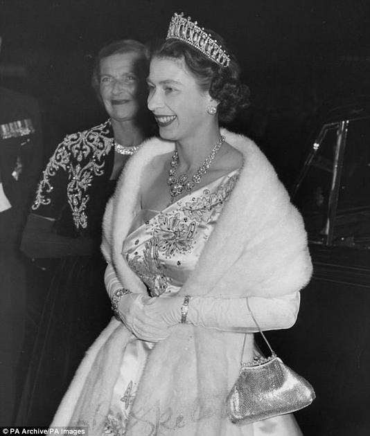 伊丽莎白二世女王佩戴“剑桥情人节王冠”