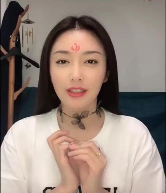 的粉嫩,而是带一点豆沙色的有质感的粉嫩,搭配清淡的妆容在额头上化