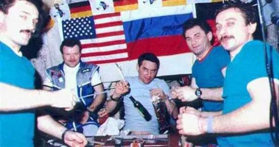 在Mir Space Station喝干邑的俄罗斯宇航员