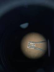 学员们可通过显微镜观察天然钻石的净度与切工