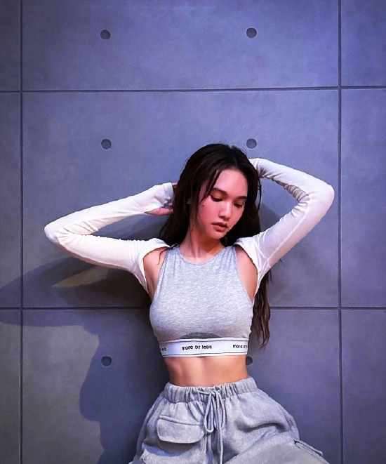 杨丞琳分享全素颜运动随拍秀纤细腰身马甲线吸睛