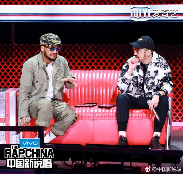 张震岳穿工装裤