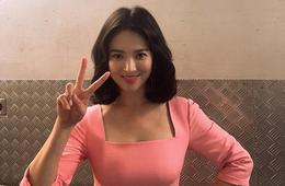 复古连衣裙才是宋慧乔标配