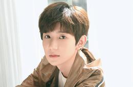 王源现身巴黎时装周少年感MAX