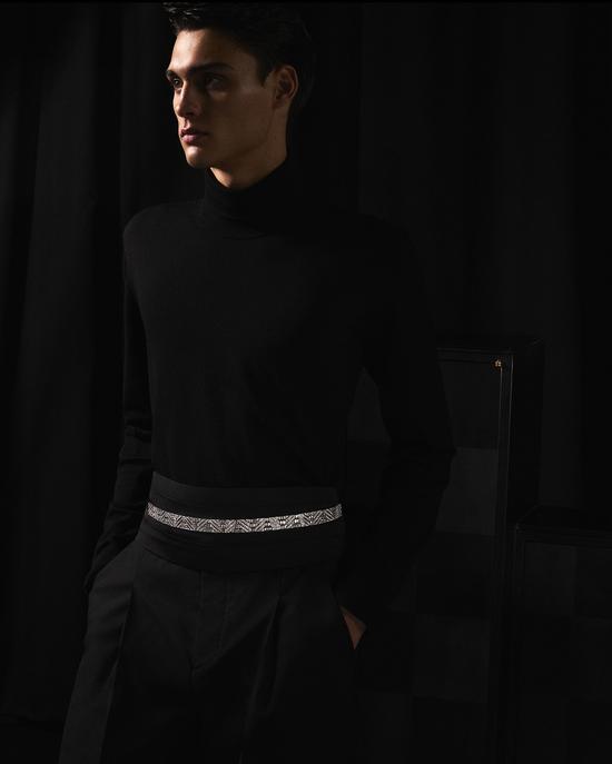 头饰秉承品牌经典设计理念，演绎多种佩戴方式。