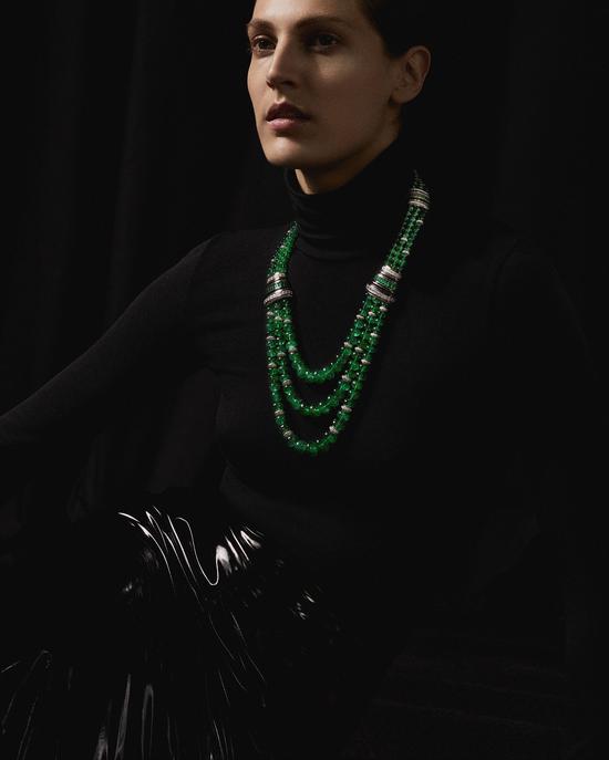 项链秉承品牌经典设计理念，演绎多种佩戴方式。