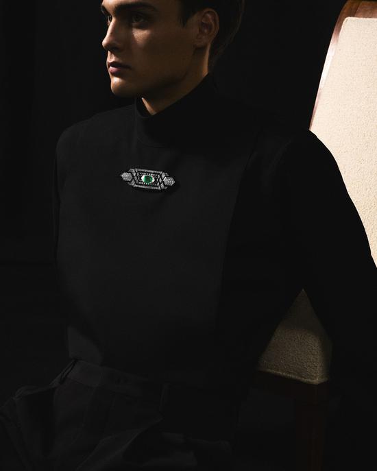 项链秉承品牌经典设计理念，展现一饰多戴艺术。