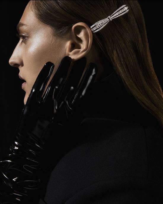 胸针秉承品牌经典设计理念，演绎多种佩戴方式。