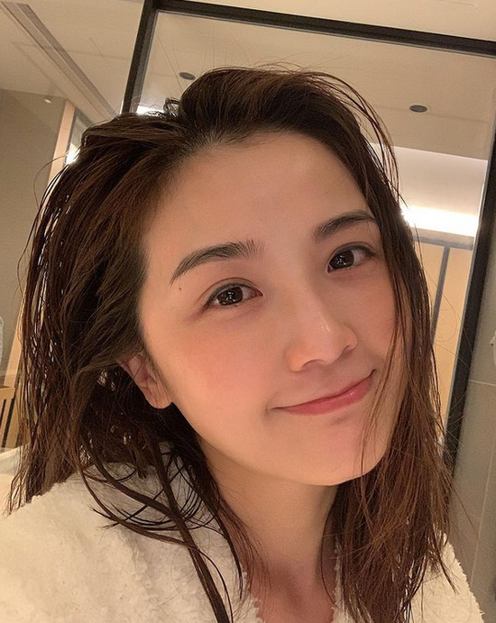 阿sa晒淋浴后湿发自拍素颜皮肤状态白皙透亮