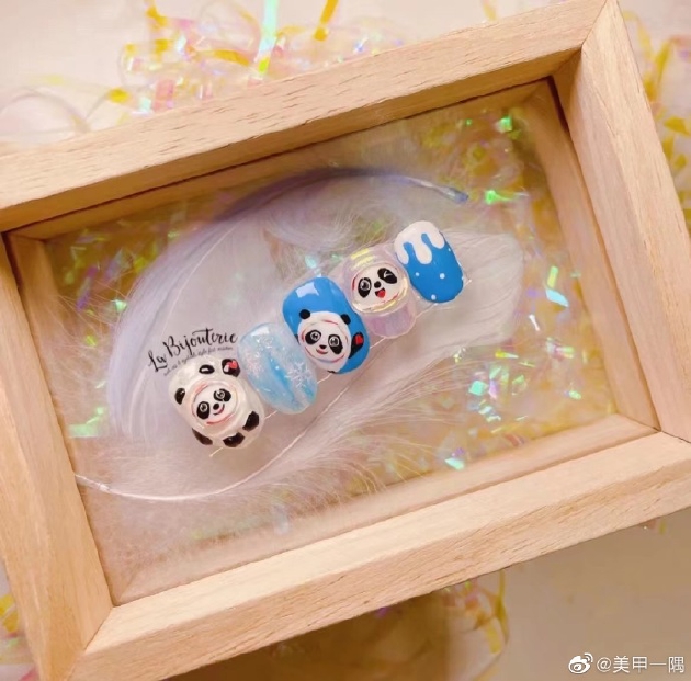 冰墩墩美甲 图片来源：@美甲一隅 微博