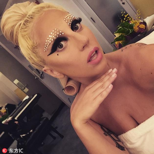 Lady Gaga“铆钉”眉妆