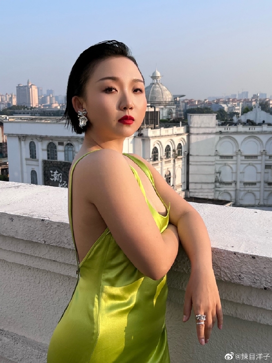辣目洋子穿露背长裙天台拍大片 调侃自称"戛纳在逃影后"