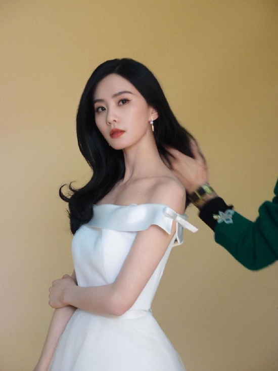 近日,一组刘诗诗活动花絮照曝光,刘诗诗穿一字肩白裙长发披肩,微微露