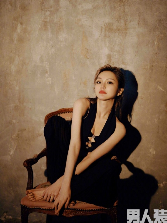 周扬青身着渔网裙大秀美背破格演绎霸气御姐