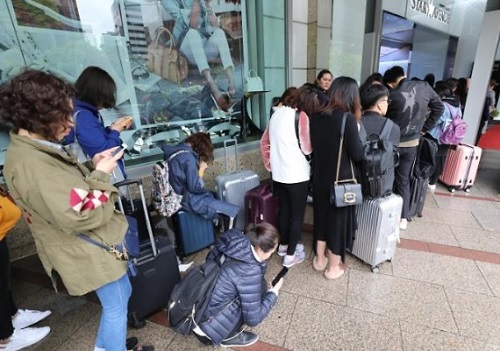 4月24日上午，首尔一免税店门前，外国顾客在排队等待开业