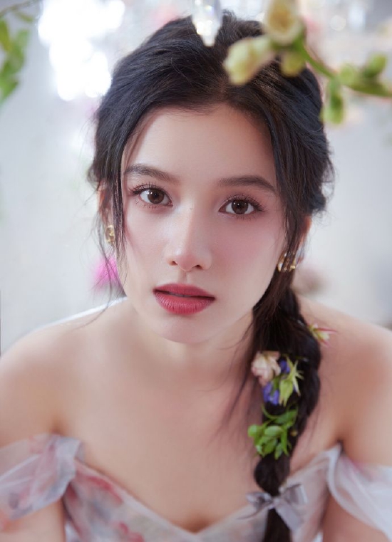 张婧仪着薄纱长裙化身花仙子置身繁花中灵动优雅