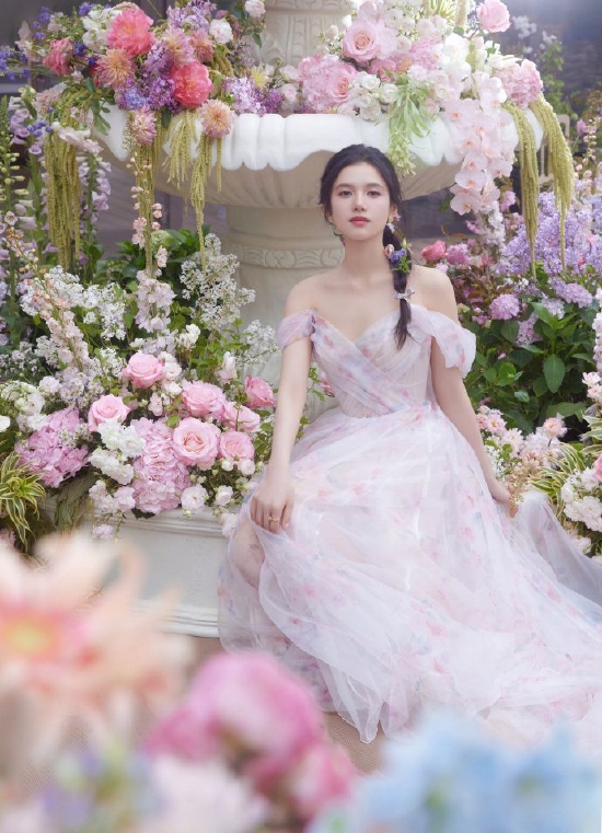 张婧仪着薄纱长裙化身花仙子置身繁花中灵动优雅