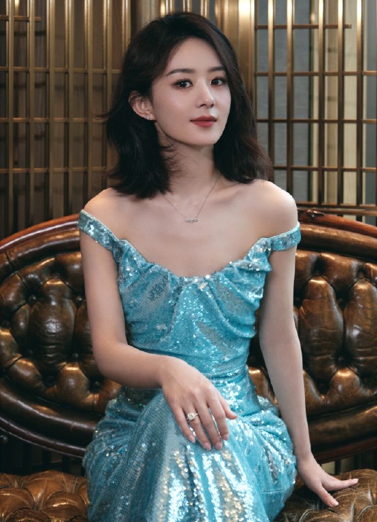 赵丽颖穿人鱼公主蓝色亮片裙身材曲线玲珑有致