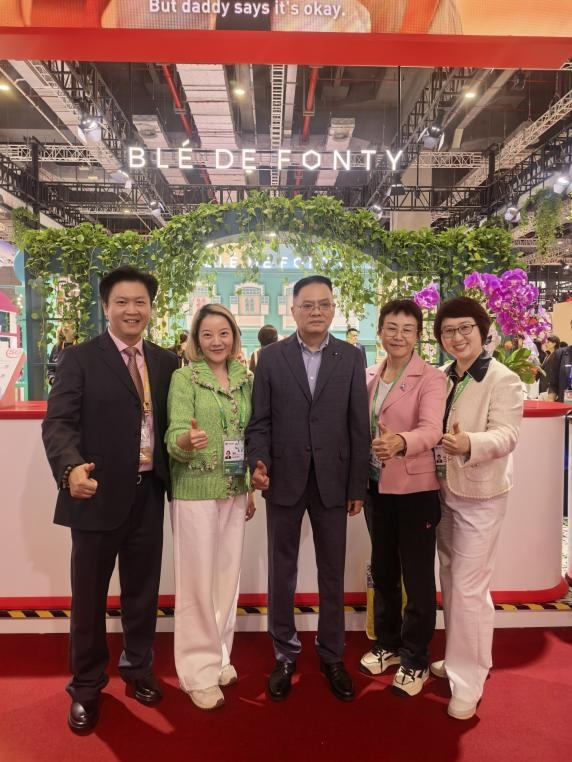 左三 上海日化用品行业协会秘书长  陈亦华
右二 上海日化协会副会长兼标准化技术委员会主任委员 李琼 教授
左二 上海日用化学品行业协会副秘书长兼文化创意（宣传）工作委员会主任 魏蓉 女士
右一 上海皮肤病医院 袁超主任医师