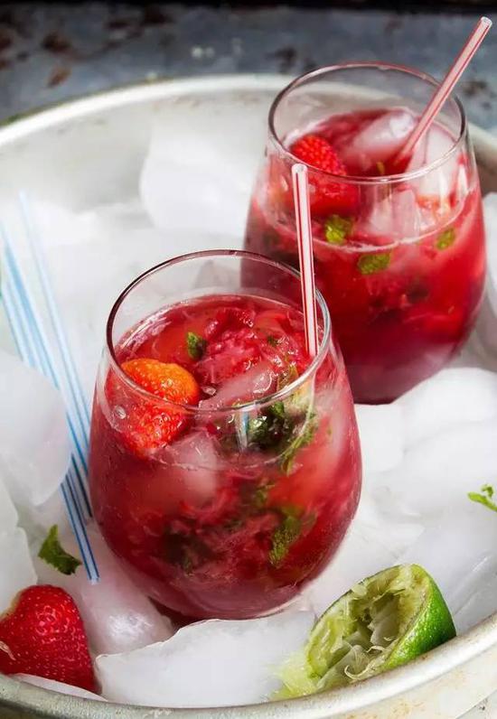 放在一边2,在摇杯中加入草莓,薄荷叶,青柠汁,摇晃搅拌3,加入石榴汁