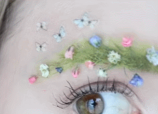 用一些花卉贴纸贴在眉毛周围