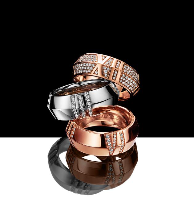 　　从上至下：Tiffany & Co.蒂芙尼Atlas X系列18K玫瑰金铺镶钻石宽式戒指；18K白金镶钻宽式戒指；18K玫瑰金镶钻宽式戒指
