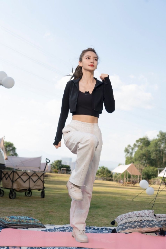 杨颖最新运动风写真释出 露灿笑秀优越腹肌好阳光