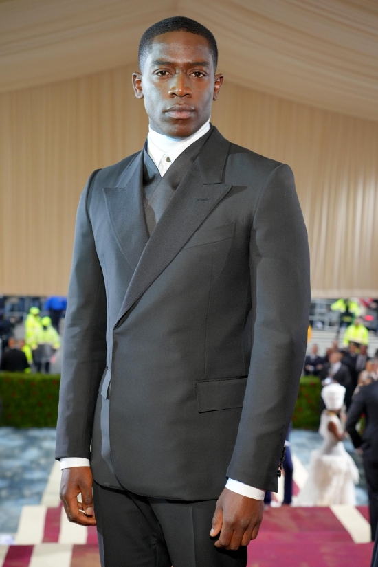 英国人在纽约damsonidris身着dunhill定制礼服出席metgala2022