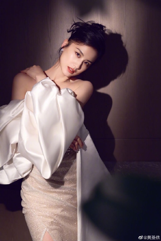 黄圣依穿白色抹胸裙秀美背腰肢盈盈身材纤细