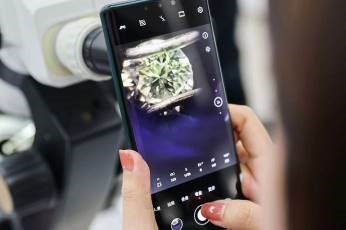 学员们可通过显微镜观察天然钻石的净度与切工